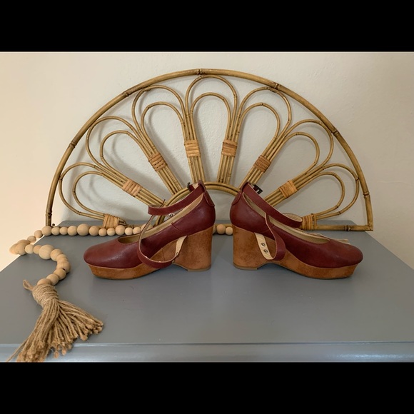 Unique Clog Shoe - Picture 3 of 6